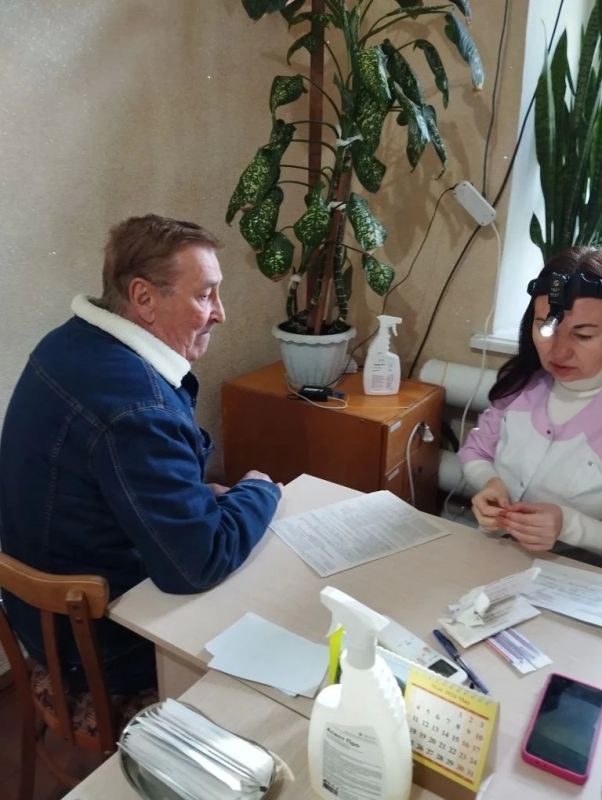 Специалисты Ровеньковской городской поликлиники активно продолжают выездные осмотры ветеранов Специалисты Ровеньковской городской поликлиники активно продолжают выездные осмотры ветеранов