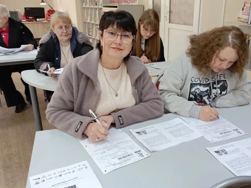 Члены УИК Алчевска проводят правовое просвещение будущих избирателей Члены УИК Алчевска проводят правовое просвещение будущих избирателей