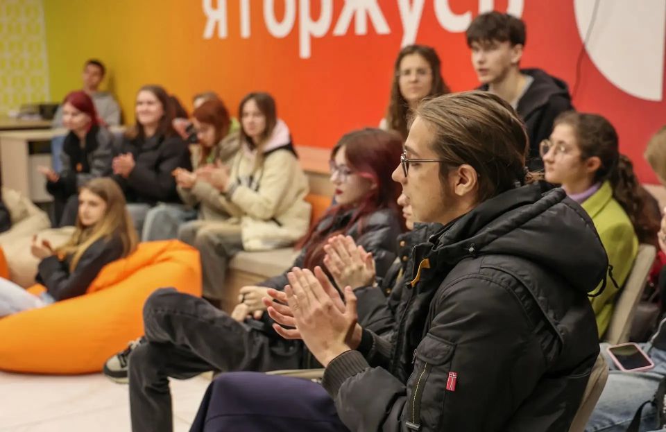 Сотрудники полиции ЛНР обсудили со студентами угрозы наркозависимости и вовлечения в преступную деятельность Сотрудники полиции ЛНР обсудили со студентами угрозы наркозависимости и вовлечения в преступную деятельность