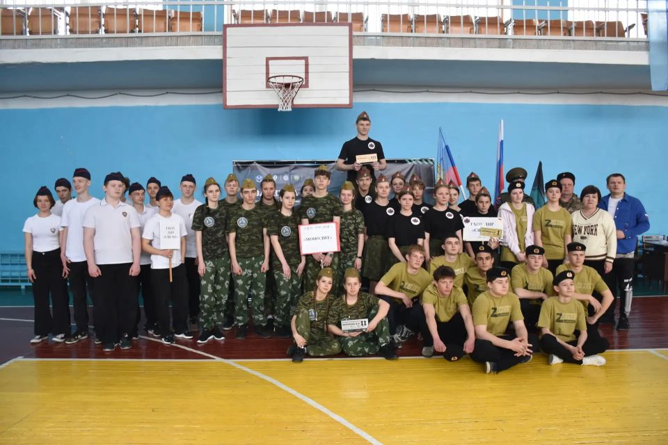 В стенах Кировской спортивной школы развернулись настоящие баталии – здесь состоялся муниципальный этап военно-патриотической игры «Зарница 2.0». Проект инициирован «Движением Первых» В стенах Кировской спортивной школы развернулись настоящие баталии – здесь состоялся муниципальный этап военно-патриотической игры «Зарница 2.0». Проект инициирован «Движением Первых»