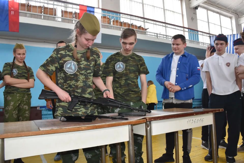В стенах Кировской спортивной школы развернулись настоящие баталии – здесь состоялся муниципальный этап военно-патриотической игры «Зарница 2.0». Проект инициирован «Движением Первых» В стенах Кировской спортивной школы развернулись настоящие баталии – здесь состоялся муниципальный этап военно-патриотической игры «Зарница 2.0». Проект инициирован «Движением Первых»