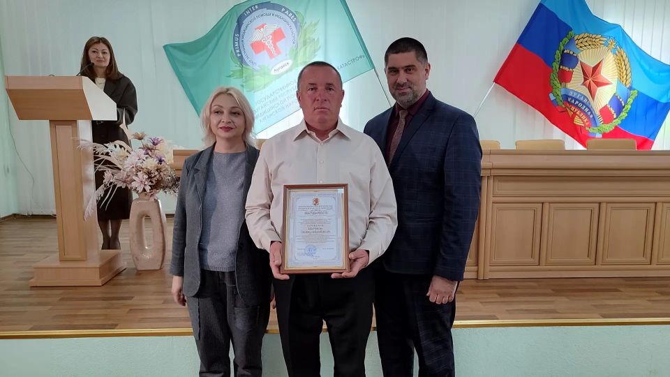 Сотрудников Луганского центра медицины катастроф поздравили с профессиональным праздником Сотрудников Луганского центра медицины катастроф поздравили с профессиональным праздником