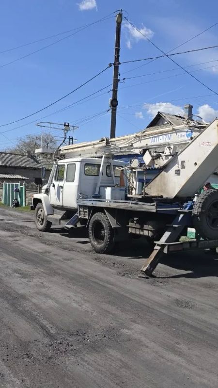 28.04.2026 в пгт Дзержинский подрядной организацией устранена аварийная ситуация - на трансформаторной подстанции, отвечающей за уличное освещение, выгорел автомат 28.04.2026 в пгт Дзержинский подрядной организацией устранена аварийная ситуация - на трансформаторной подстанции, отвечающей за уличное освещение, выгорел автомат