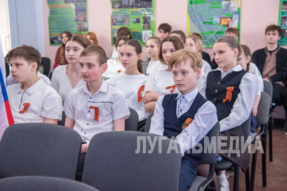 В Луганске слушатели Университета третьего возраста встретились со школьниками В Луганске слушатели Университета третьего возраста встретились со школьниками
