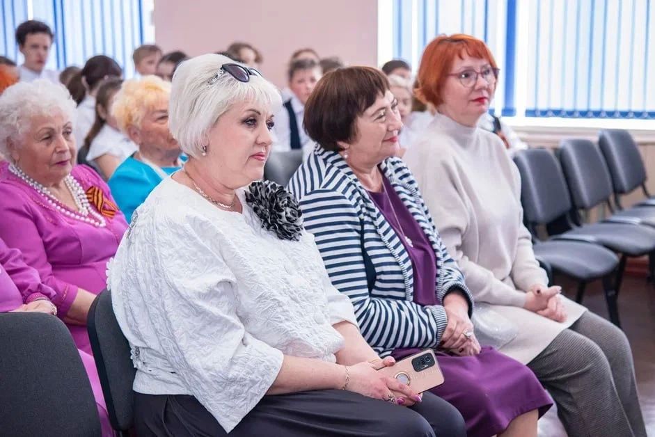 «Связь поколений»: в Луганской школе № 28 прошла встреча школьников и слушателей Университета третьего возраста «Связь поколений»: в Луганской школе № 28 прошла встреча школьников и слушателей Университета третьего возраста