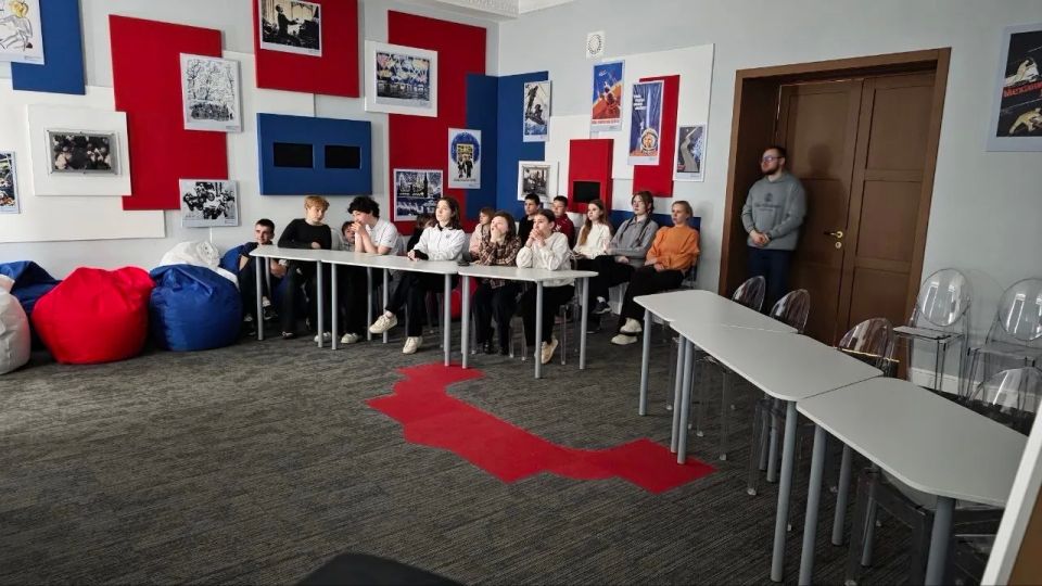 В Лутугинском районном доме культуры прошёл час памяти «Чёрная боль, чёрная быль» В Лутугинском районном доме культуры прошёл час памяти «Чёрная боль, чёрная быль»