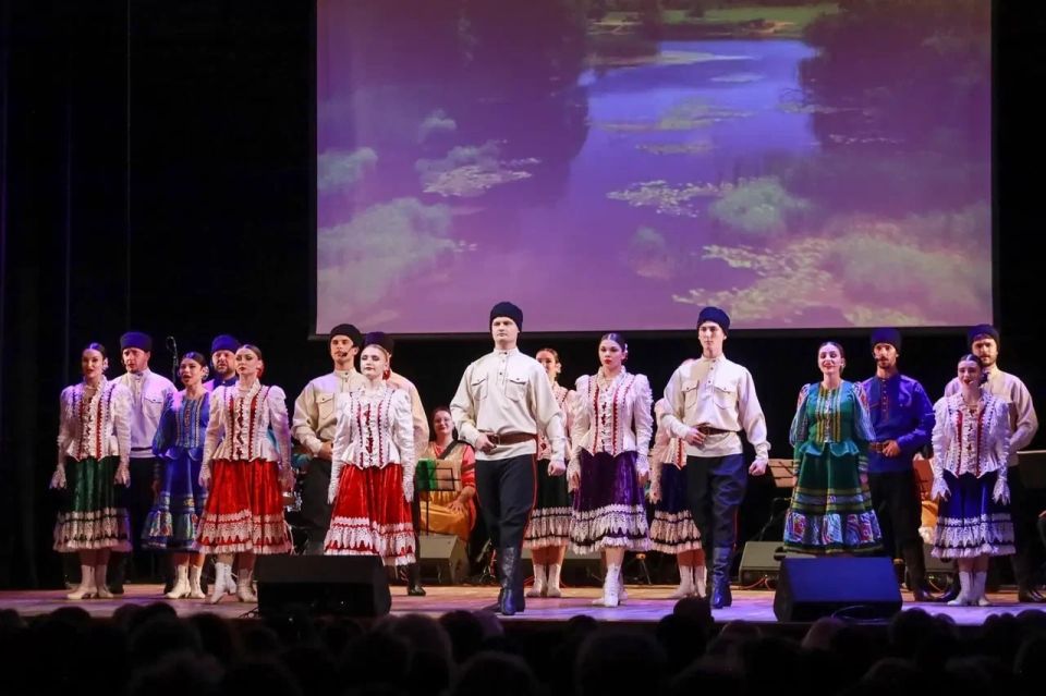 В Барнауле с аншлагом прошел концерт коллективов из ЛНР В Барнауле с аншлагом прошел концерт коллективов из ЛНР