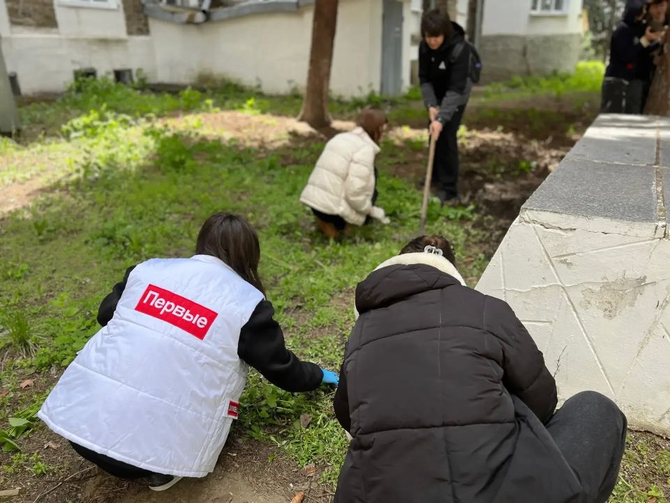 В городе Ровеньки прошёл субботник, посвящённый благоустройству места захоронения воинов Великой Отечественной войны, находящегося на территории городской больницы В городе Ровеньки прошёл субботник, посвящённый благоустройству места захоронения воинов Великой Отечественной войны, находящегося на территории городской больницы