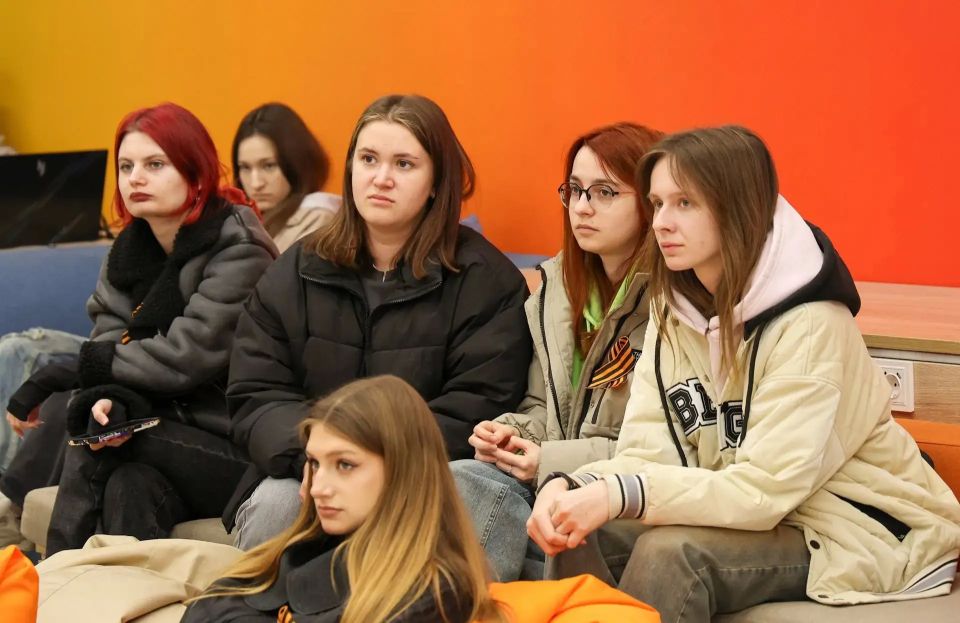 Сотрудники полиции ЛНР обсудили со студентами угрозы наркозависимости и вовлечения в преступную деятельность Сотрудники полиции ЛНР обсудили со студентами угрозы наркозависимости и вовлечения в преступную деятельность
