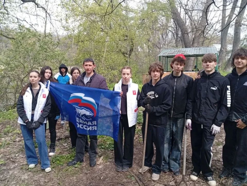В городе Ровеньки прошёл субботник, посвящённый благоустройству места захоронения воинов Великой Отечественной войны, находящегося на территории городской больницы В городе Ровеньки прошёл субботник, посвящённый благоустройству места захоронения воинов Великой Отечественной войны, находящегося на территории городской больницы