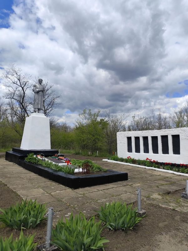 В поселке Урало-Кавказ провели работы по благоустройству памятного места В поселке Урало-Кавказ провели работы по благоустройству памятного места