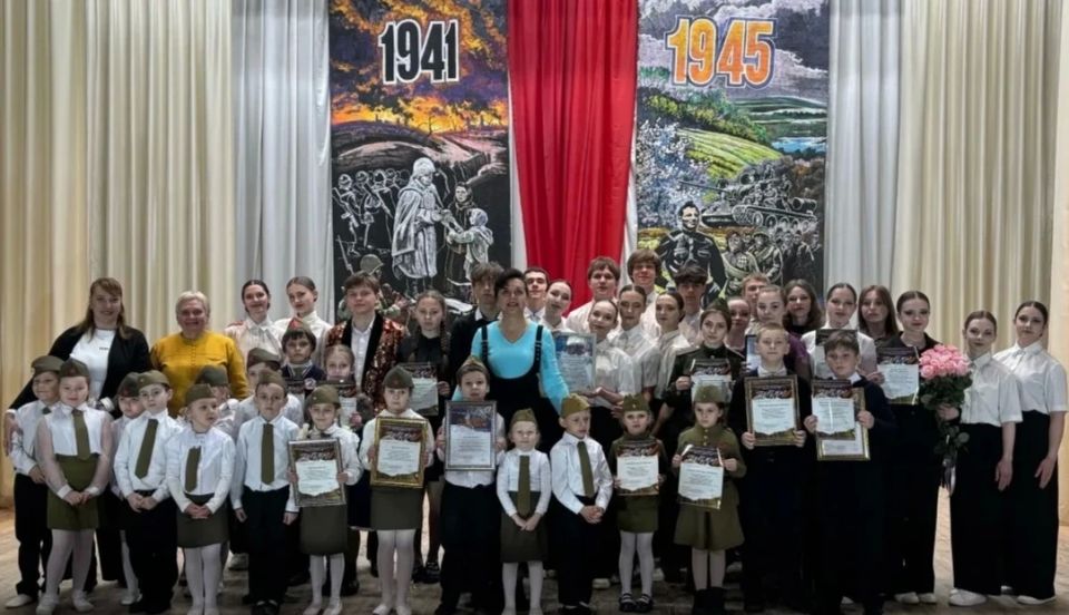 27 апреля 2026г. в Краснолучском дворце творчества детей и юношества состоялась церемония награждения и галаконцерт победителей открытого городского конкурса художественной самодеятельности военно-патриотической и... 27 апреля 2026г. в Краснолучском дворце творчества детей и юношества состоялась церемония награждения и галаконцерт победителей открытого городского конкурса художественной самодеятельности военно-патриотической и...