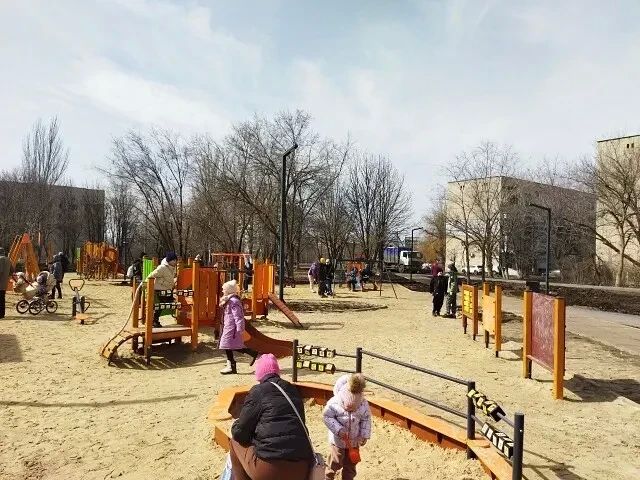 Андрей Рубанцов: Уважаемые ровенчане!. Все вы обратили внимание, как в последнее время в нашем городском округе появляются новые благоустроенные общественные территории Андрей Рубанцов: Уважаемые ровенчане!. Все вы обратили внимание, как в последнее время в нашем городском округе появляются новые благоустроенные общественные территории