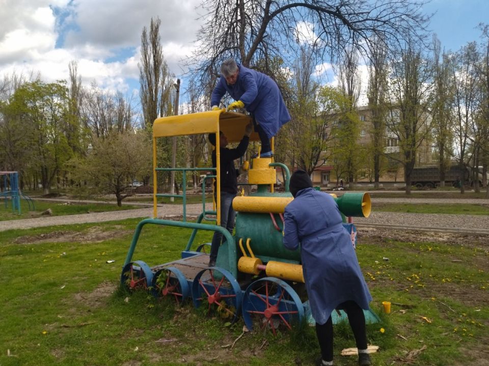 В Суходольске продолжаются субботники, направленные на благоустройство общественных мест В Суходольске продолжаются субботники, направленные на благоустройство общественных мест