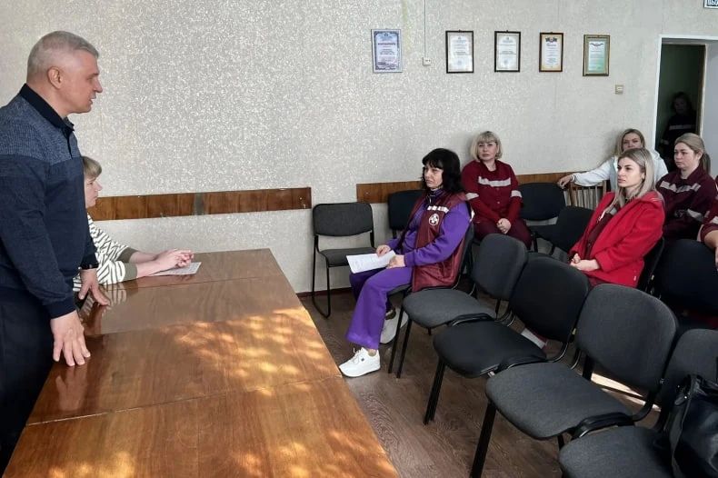 Красноярские коллеги поздравили местных работников скорой медицинской помощи с профессиональным праздником Красноярские коллеги поздравили местных работников скорой медицинской помощи с профессиональным праздником