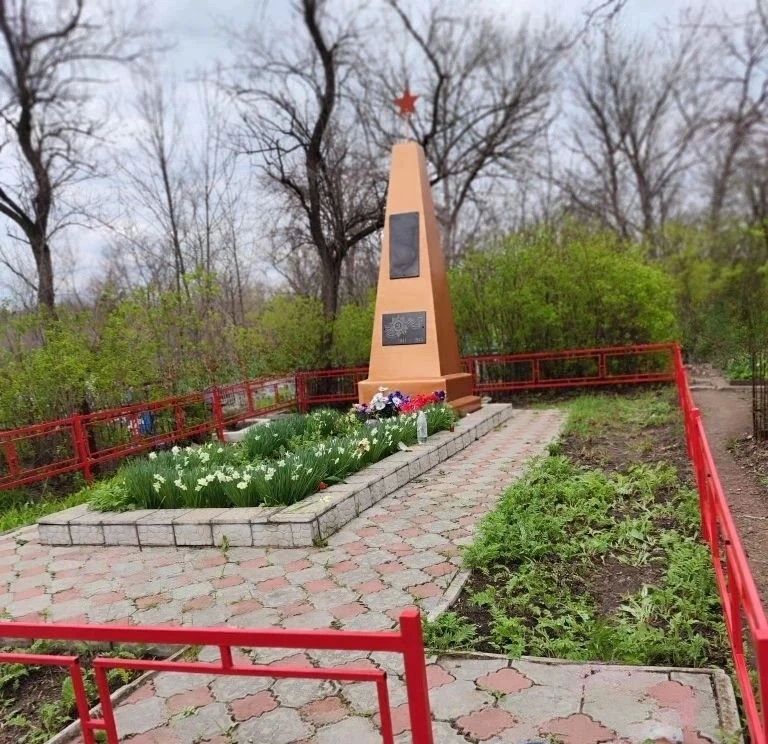 В преддверии Дня Победы сотрудники Кировского участка ОП «Энергосбыт Луганск» провели субботник на территории Братской могилы Советских воинов, расположенной на городском кладбище по улице Семашко В преддверии Дня Победы сотрудники Кировского участка ОП «Энергосбыт Луганск» провели субботник на территории Братской могилы Советских воинов, расположенной на городском кладбище по улице Семашко
