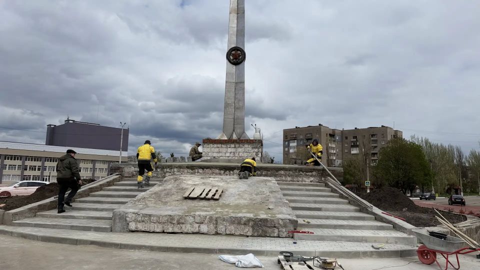 В Алчевске по народной программе Единой России восстанавливают Обелиск Победы В Алчевске по народной программе Единой России восстанавливают Обелиск Победы