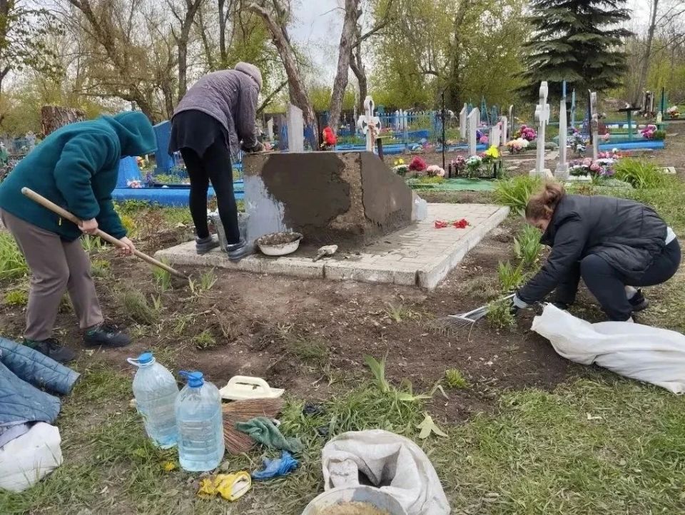 Сегодня на территории пгт Большекаменка ведутся работы по благоустройству памятника мемориальной доски на кладбище Сегодня на территории пгт Большекаменка ведутся работы по благоустройству памятника мемориальной доски на кладбище