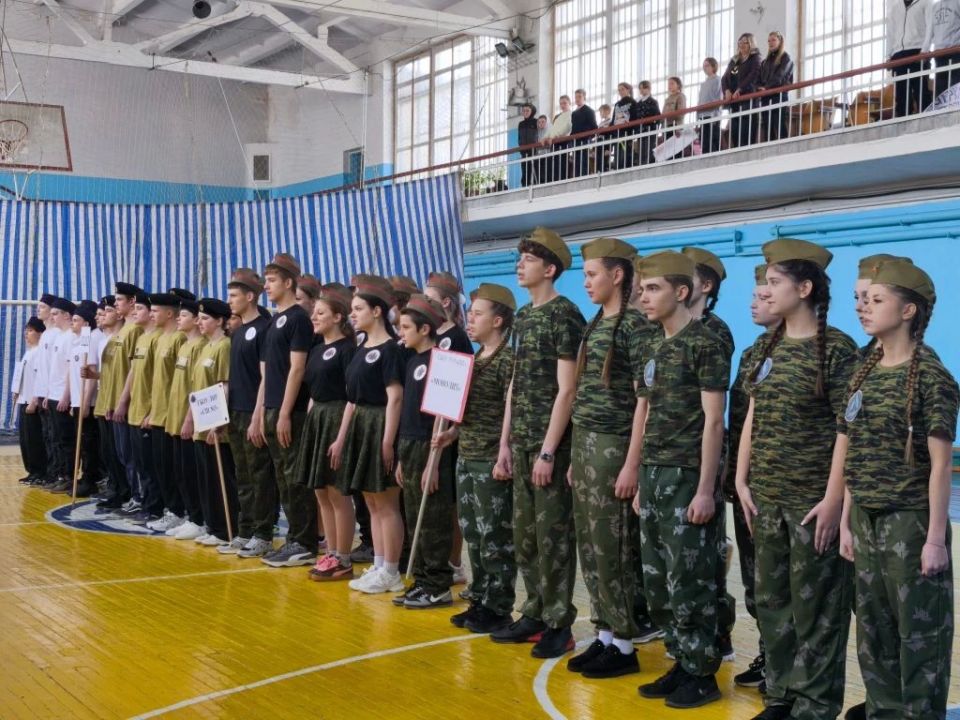 В стенах Кировской спортивной школы развернулись настоящие баталии – здесь состоялся муниципальный этап военно-патриотической игры «Зарница 2.0». Проект инициирован «Движением Первых» В стенах Кировской спортивной школы развернулись настоящие баталии – здесь состоялся муниципальный этап военно-патриотической игры «Зарница 2.0». Проект инициирован «Движением Первых»