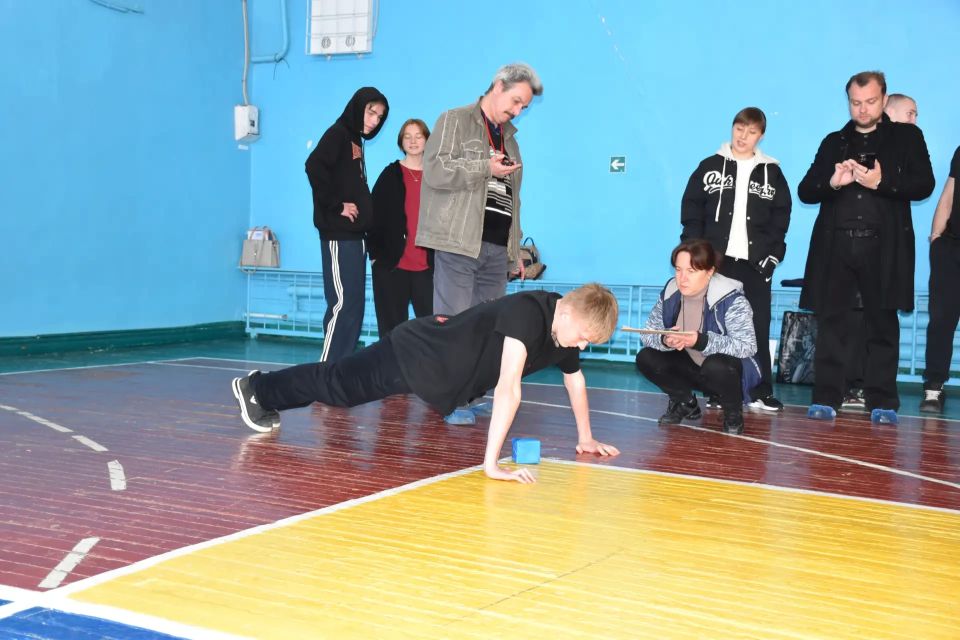 В стенах Кировской спортивной школы развернулись настоящие баталии – здесь состоялся муниципальный этап военно-патриотической игры «Зарница 2.0». Проект инициирован «Движением Первых» В стенах Кировской спортивной школы развернулись настоящие баталии – здесь состоялся муниципальный этап военно-патриотической игры «Зарница 2.0». Проект инициирован «Движением Первых»