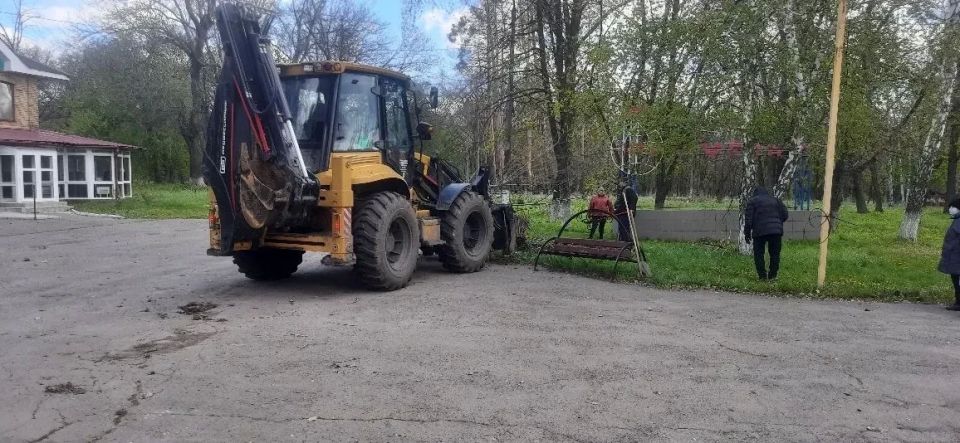 Чистота и порядок в парке: вывоз сухих веток для здоровья природы и красоты города! Чистота и порядок в парке: вывоз сухих веток для здоровья природы и красоты города!
