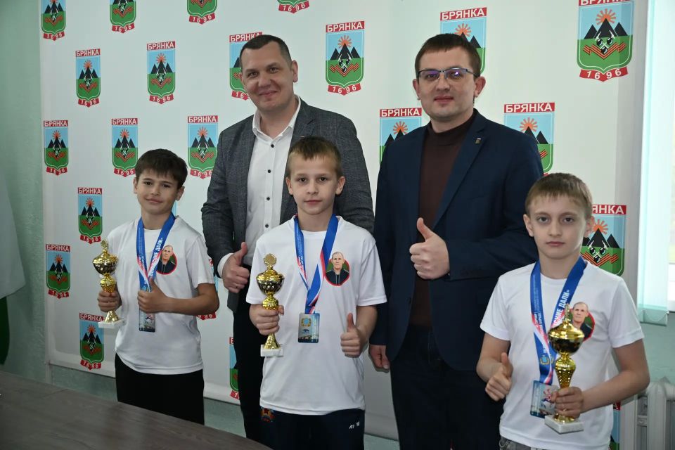 Гордость Брянки: встретился с юными борцами — призёрами турнира «Волжские дали» Гордость Брянки: встретился с юными борцами — призёрами турнира «Волжские дали»