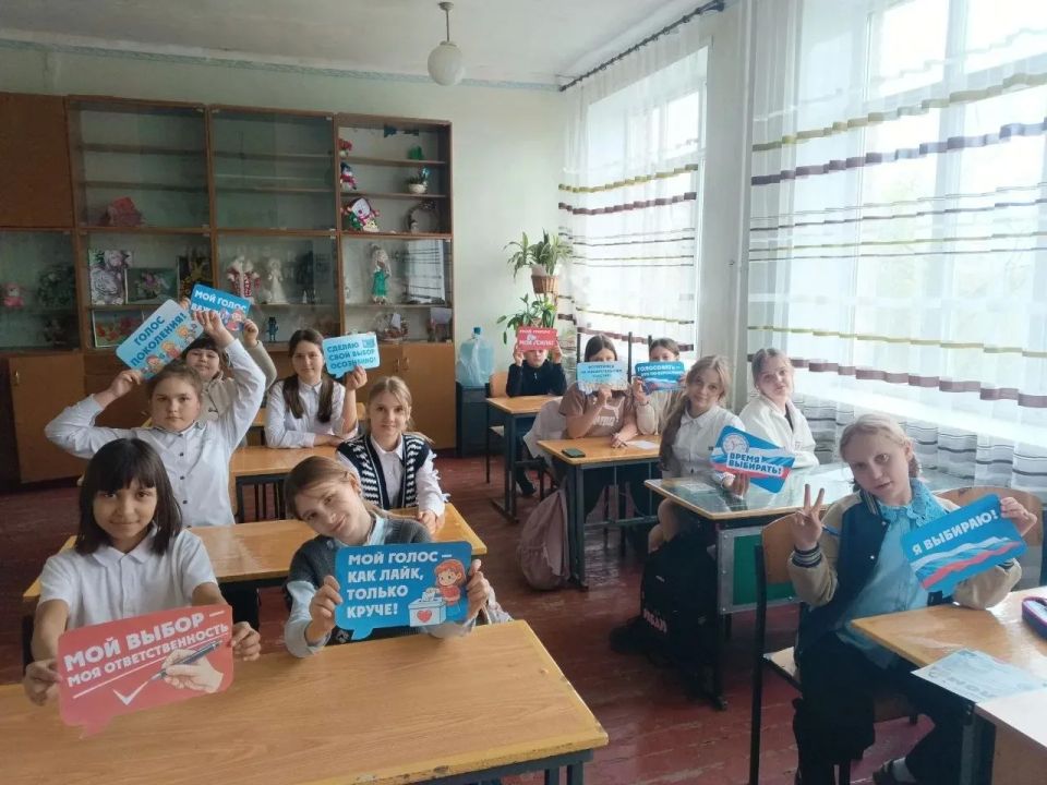 В краснодонском УВК «Забота» прошла игра «Я — будущий избиратель» В краснодонском УВК «Забота» прошла игра «Я — будущий избиратель»