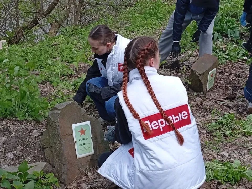 В городе Ровеньки прошёл субботник, посвящённый благоустройству места захоронения воинов Великой Отечественной войны, находящегося на территории городской больницы В городе Ровеньки прошёл субботник, посвящённый благоустройству места захоронения воинов Великой Отечественной войны, находящегося на территории городской больницы