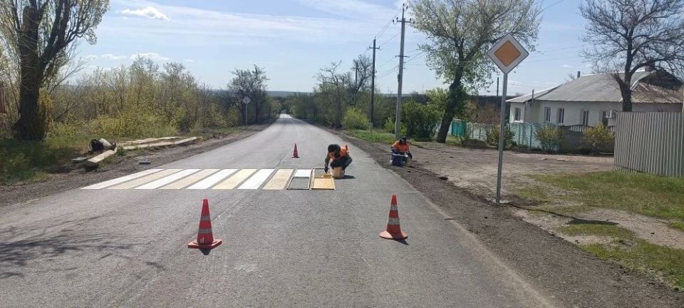 28 апреля в поселке Урало-Кавказ специалисты филиала «Краснодонский автодор» ГУП ЛНР «Луганский автодор» выполнили работы по улучшению безопасности дорожного движения 28 апреля в поселке Урало-Кавказ специалисты филиала «Краснодонский автодор» ГУП ЛНР «Луганский автодор» выполнили работы по улучшению безопасности дорожного движения