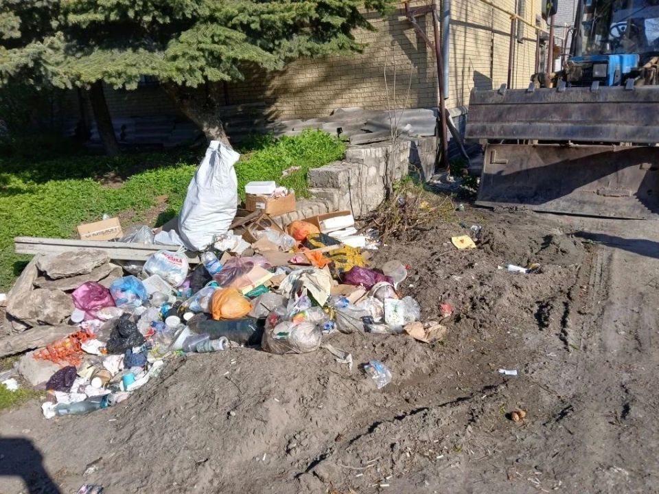 Работы по благоустройству и уборке городских территорий продолжаются Работы по благоустройству и уборке городских территорий продолжаются