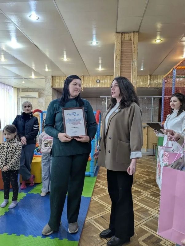 Сегодня во Дворце культуры им. Горького прошло чествование семьи Паляница Екатерины Владимировны Сегодня во Дворце культуры им. Горького прошло чествование семьи Паляница Екатерины Владимировны