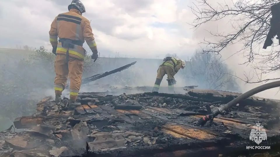 В селе Каменка из-за короткого замыкания сгорели две хозпостройки В селе Каменка из-за короткого замыкания сгорели две хозпостройки