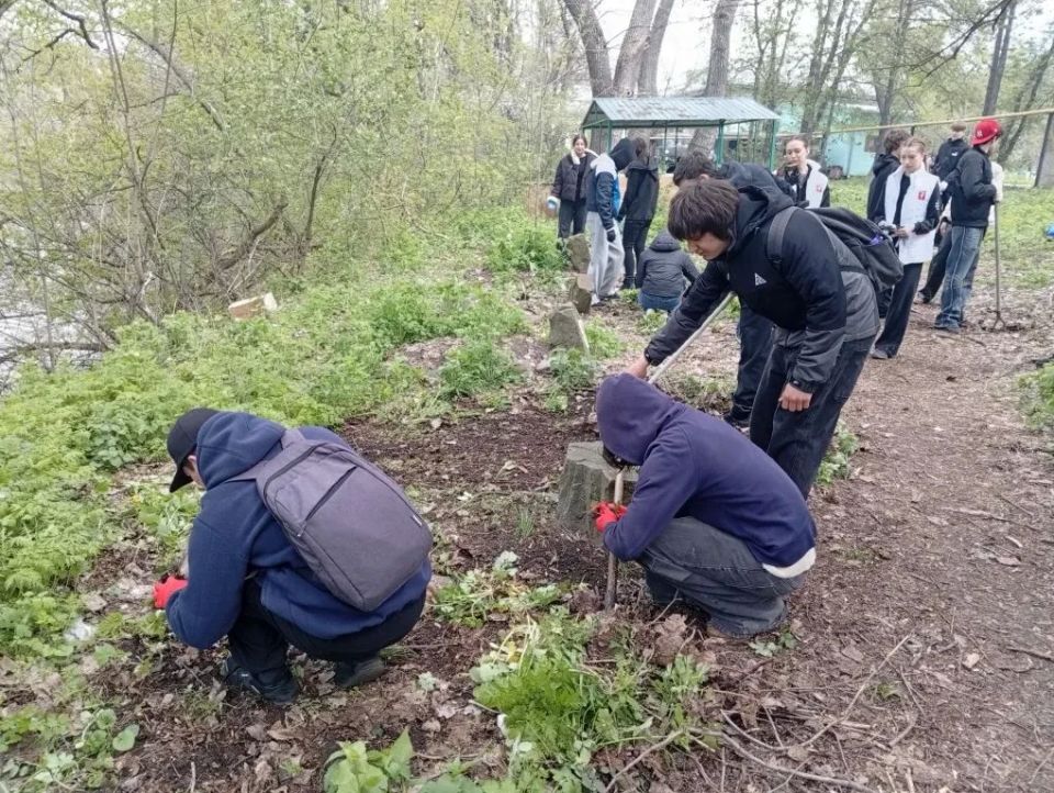 В городе Ровеньки прошёл субботник, посвящённый благоустройству места захоронения воинов Великой Отечественной войны, находящегося на территории городской больницы В городе Ровеньки прошёл субботник, посвящённый благоустройству места захоронения воинов Великой Отечественной войны, находящегося на территории городской больницы