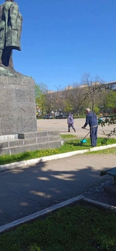 Сегодня в Детской школе искусств №1 царила атмосфера дружной работы и предпраздничного настроения Сегодня в Детской школе искусств №1 царила атмосфера дружной работы и предпраздничного настроения