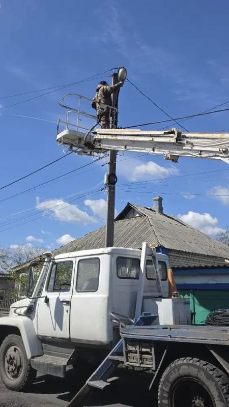 28.04.2026 в пгт Дзержинский подрядной организацией устранена аварийная ситуация - на трансформаторной подстанции, отвечающей за уличное освещение, выгорел автомат 28.04.2026 в пгт Дзержинский подрядной организацией устранена аварийная ситуация - на трансформаторной подстанции, отвечающей за уличное освещение, выгорел автомат