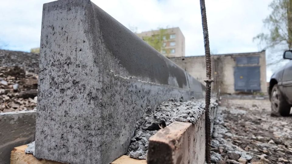 В рамках специального инфраструктурного проекта строительная компания «Артстрой» продолжает комплексное благоустройство территории на улице Артема, 11 в Краснодоне В рамках специального инфраструктурного проекта строительная компания «Артстрой» продолжает комплексное благоустройство территории на улице Артема, 11 в Краснодоне