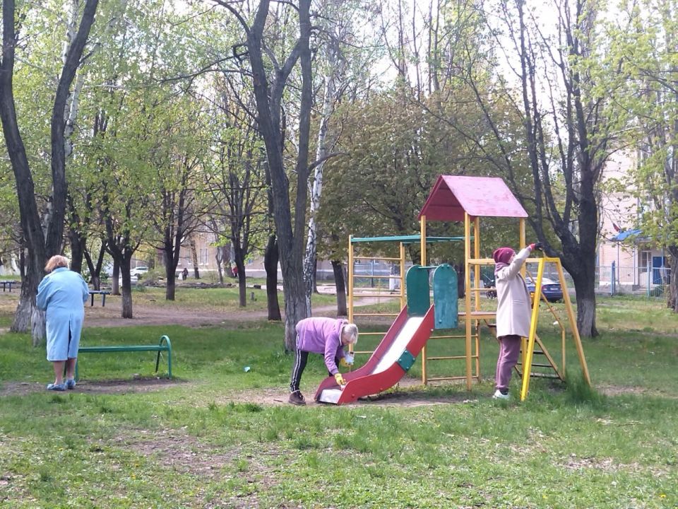 В Суходольске продолжаются субботники, направленные на благоустройство общественных мест В Суходольске продолжаются субботники, направленные на благоустройство общественных мест