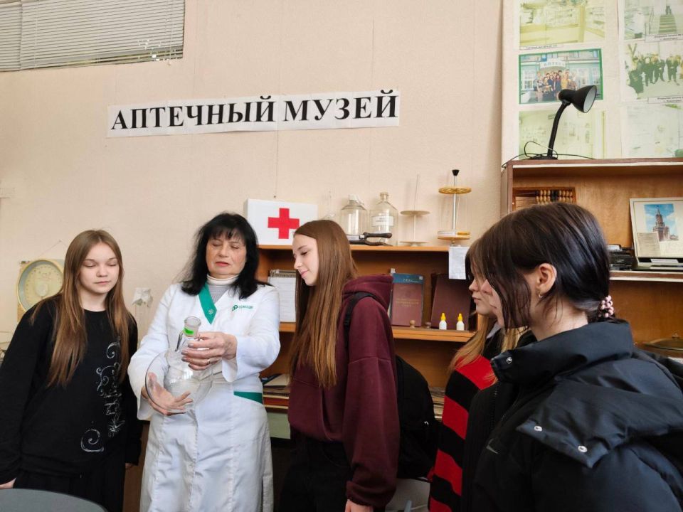 16.04.2026 продолжая профориентационную работу, участники молодёжного клуба «Новое поколение» посетили филиал ЦРА № 142 ГУП ЛНР «ЛУГМЕДФАРМ», а также побывали в аптечном музее, где заведующая филиалом ЦРА № 142 - Беликова... 16.04.2026 продолжая профориентационную работу, участники молодёжного клуба «Новое поколение» посетили филиал ЦРА № 142 ГУП ЛНР «ЛУГМЕДФАРМ», а также побывали в аптечном музее, где заведующая филиалом ЦРА № 142 - Беликова...