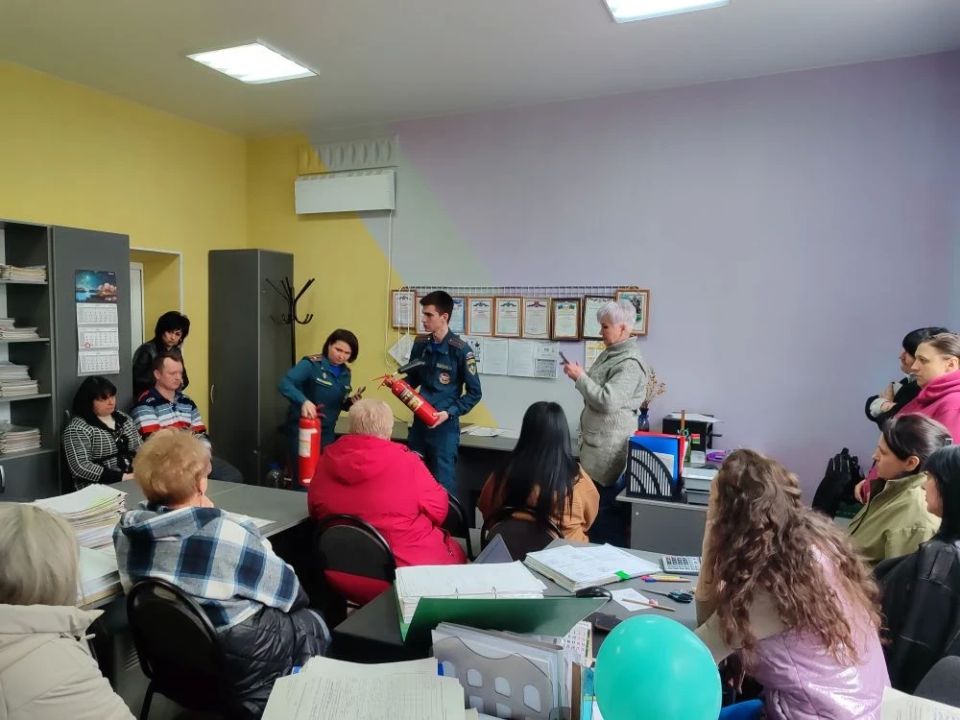В преддверии Всемирного дня охраны труда с целью проведения совместной работы по организации мероприятий пожарной безопасности 27 апреля начальник ОНД и ПР по Перевальскому муниципальному округу Елена Голенок и старший... В преддверии Всемирного дня охраны труда с целью проведения совместной работы по организации мероприятий пожарной безопасности 27 апреля начальник ОНД и ПР по Перевальскому муниципальному округу Елена Голенок и старший...