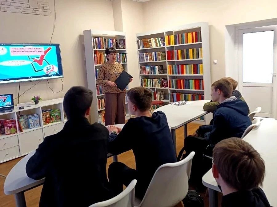 Члены УИК Алчевска проводят правовое просвещение будущих избирателей Члены УИК Алчевска проводят правовое просвещение будущих избирателей