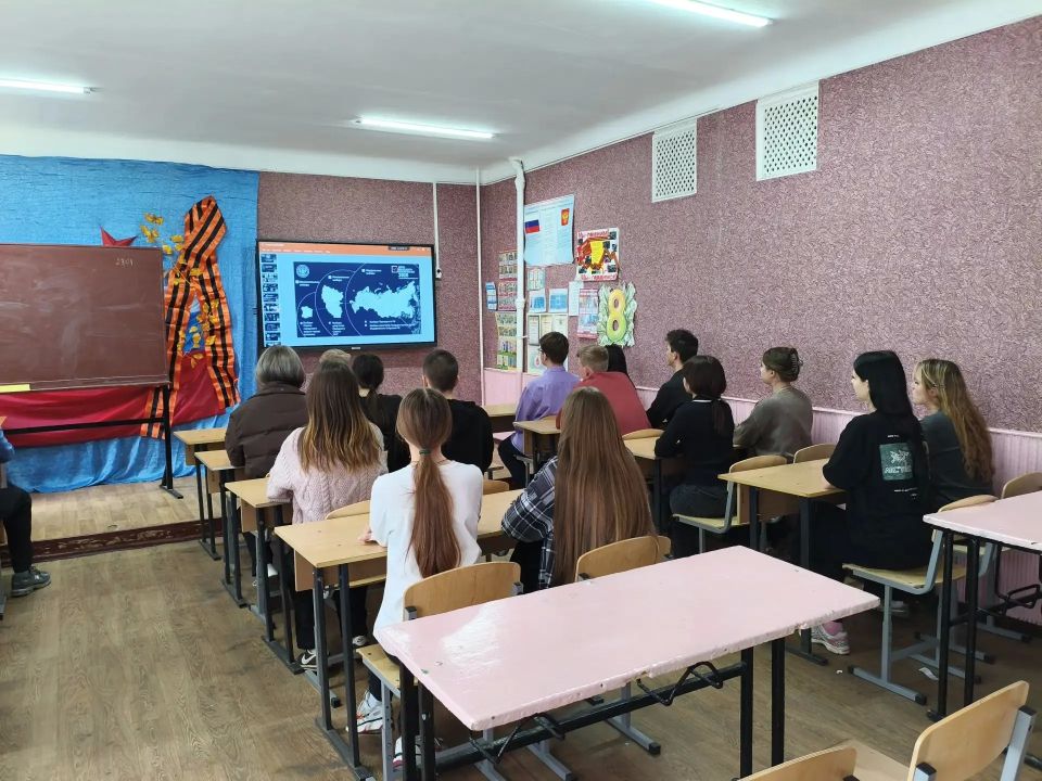 В Лутугинской школе №2 прошла лекция «Просто о выборах» ко Дню молодого избирателя В Лутугинской школе №2 прошла лекция «Просто о выборах» ко Дню молодого избирателя