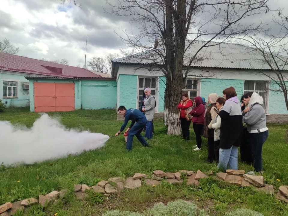 В преддверии Всемирного дня охраны труда с целью проведения совместной работы по организации мероприятий пожарной безопасности 27 апреля начальник ОНД и ПР по Перевальскому муниципальному округу Елена Голенок и старший... В преддверии Всемирного дня охраны труда с целью проведения совместной работы по организации мероприятий пожарной безопасности 27 апреля начальник ОНД и ПР по Перевальскому муниципальному округу Елена Голенок и старший...