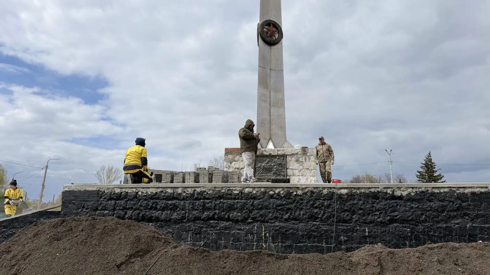 В Алчевске по народной программе Единой России восстанавливают Обелиск Победы В Алчевске по народной программе Единой России восстанавливают Обелиск Победы