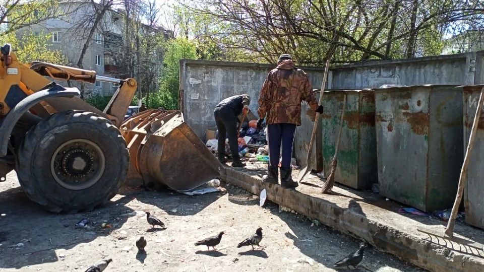 Работы по благоустройству и уборке городских территорий продолжаются Работы по благоустройству и уборке городских территорий продолжаются