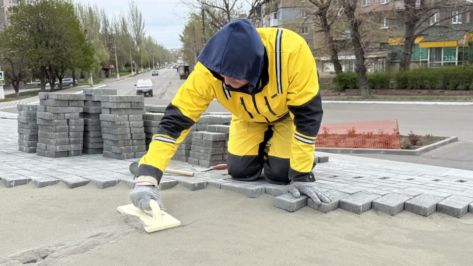В Алчевске по народной программе Единой России восстанавливают Обелиск Победы В Алчевске по народной программе Единой России восстанавливают Обелиск Победы
