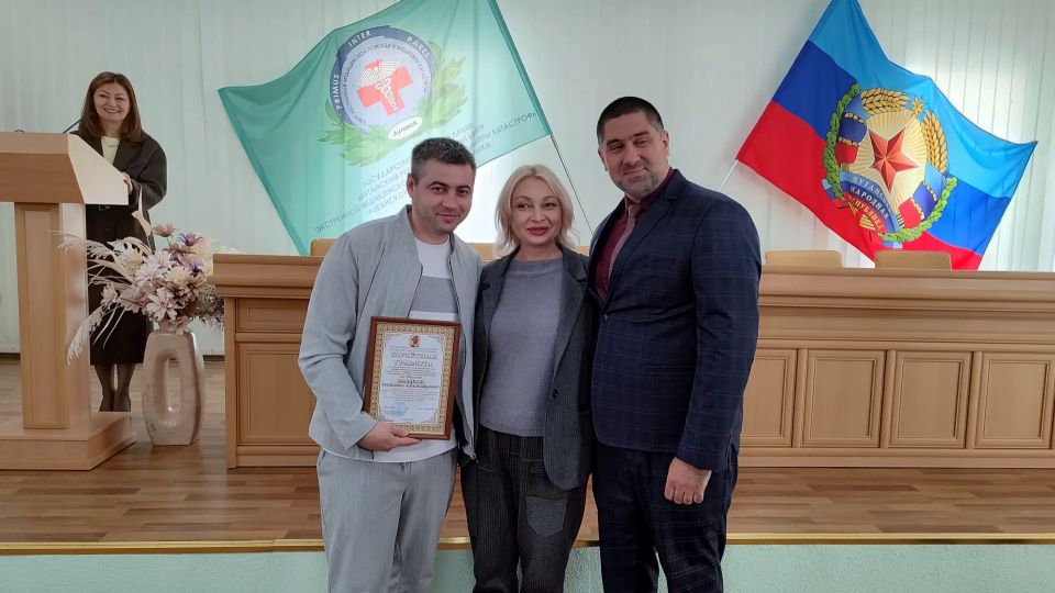 Сотрудников Луганского центра медицины катастроф поздравили с профессиональным праздником Сотрудников Луганского центра медицины катастроф поздравили с профессиональным праздником