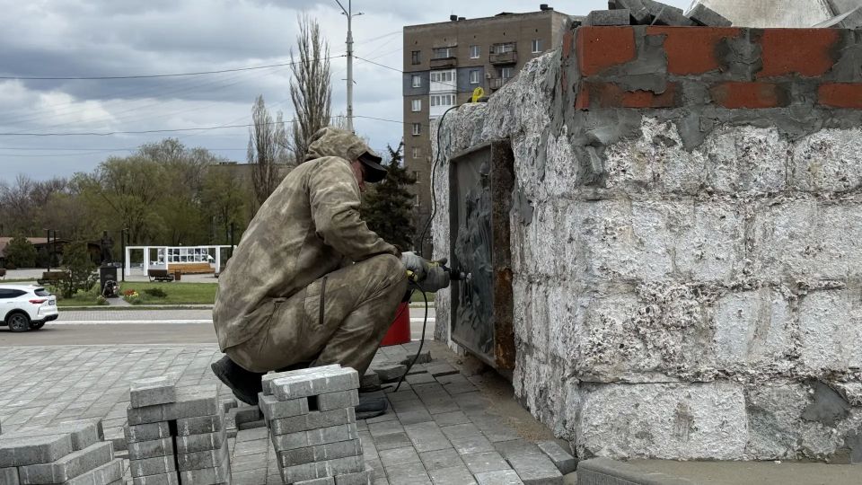 В Алчевске по народной программе Единой России восстанавливают Обелиск Победы В Алчевске по народной программе Единой России восстанавливают Обелиск Победы