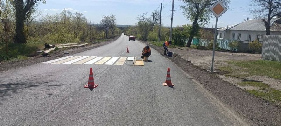 28 апреля в поселке Урало-Кавказ специалисты филиала «Краснодонский автодор» ГУП ЛНР «Луганский автодор» выполнили работы по улучшению безопасности дорожного движения 28 апреля в поселке Урало-Кавказ специалисты филиала «Краснодонский автодор» ГУП ЛНР «Луганский автодор» выполнили работы по улучшению безопасности дорожного движения