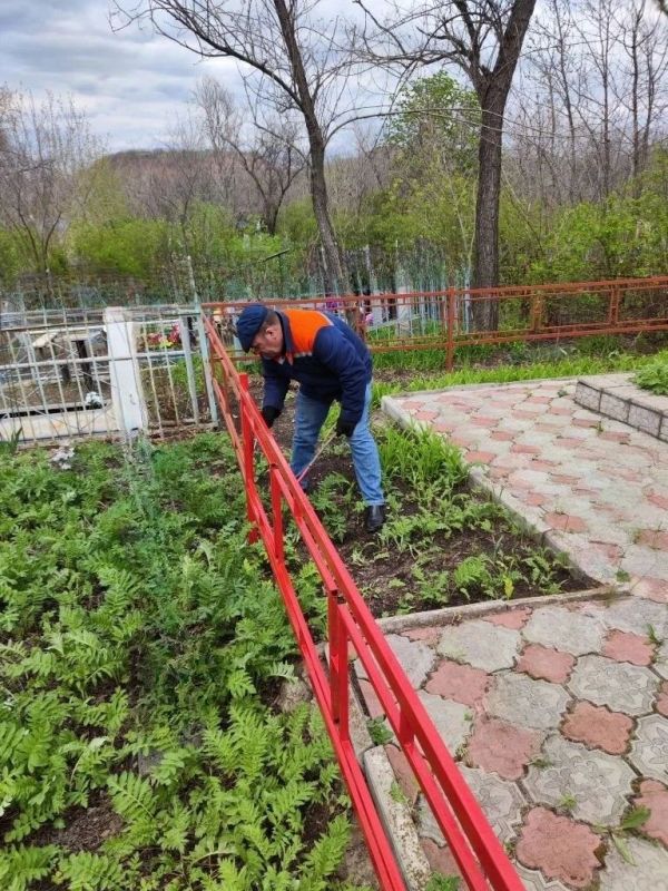 В преддверии Дня Победы сотрудники Кировского участка ОП «Энергосбыт Луганск» провели субботник на территории Братской могилы Советских воинов, расположенной на городском кладбище по улице Семашко В преддверии Дня Победы сотрудники Кировского участка ОП «Энергосбыт Луганск» провели субботник на территории Братской могилы Советских воинов, расположенной на городском кладбище по улице Семашко