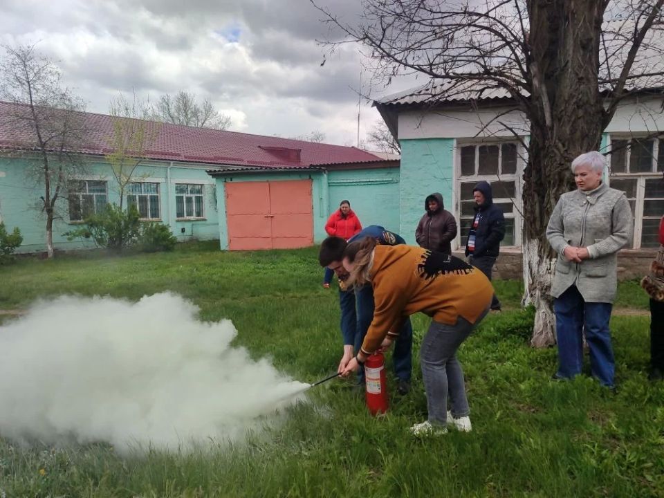 В преддверии Всемирного дня охраны труда с целью проведения совместной работы по организации мероприятий пожарной безопасности 27 апреля начальник ОНД и ПР по Перевальскому муниципальному округу Елена Голенок и старший... В преддверии Всемирного дня охраны труда с целью проведения совместной работы по организации мероприятий пожарной безопасности 27 апреля начальник ОНД и ПР по Перевальскому муниципальному округу Елена Голенок и старший...